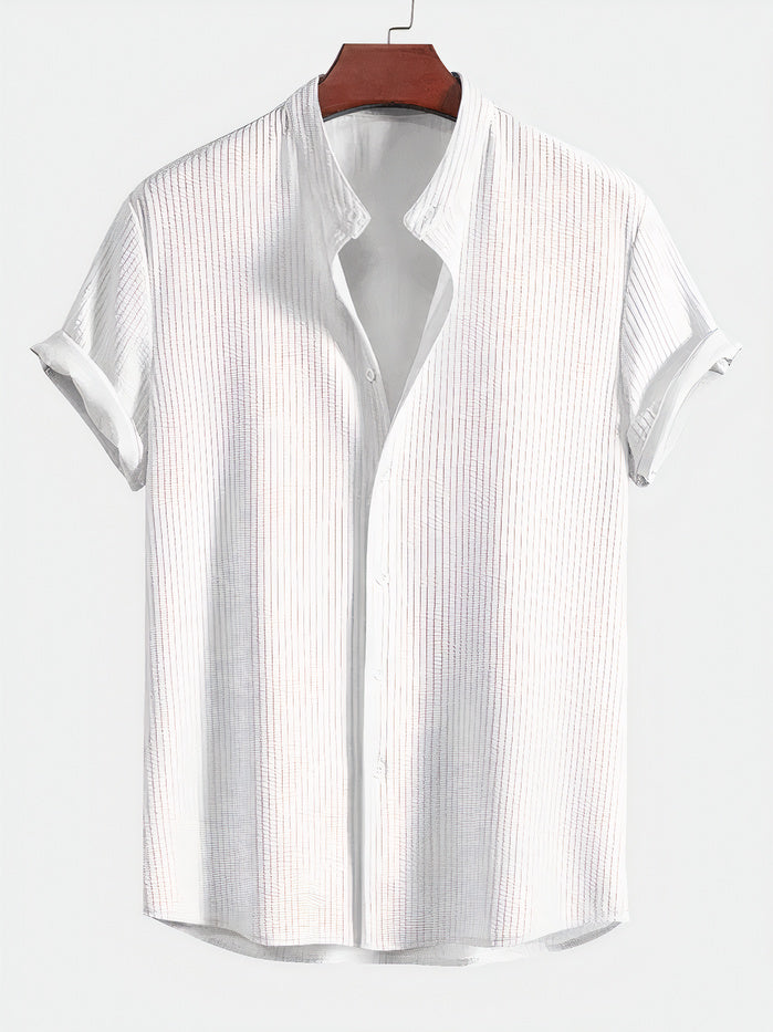 Mann trägt ein kurzärmeliges geripptes Button-Down-Hemd mit Stehkragen