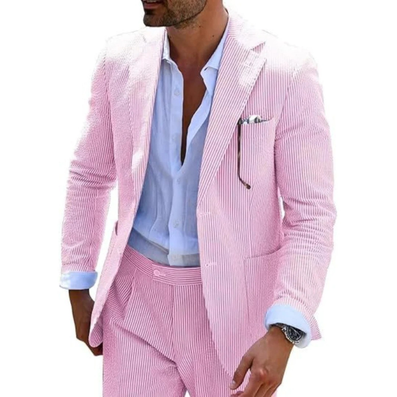 Ein Mann in einem modernen gestreiften Zweireiher mit Revers, der in einer eleganten Hochzeitslocation posiert.