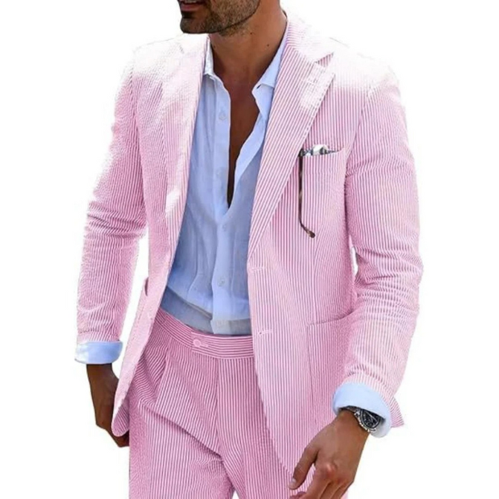 Ein Mann in einem modernen gestreiften Zweireiher mit Revers, der in einer eleganten Hochzeitslocation posiert.