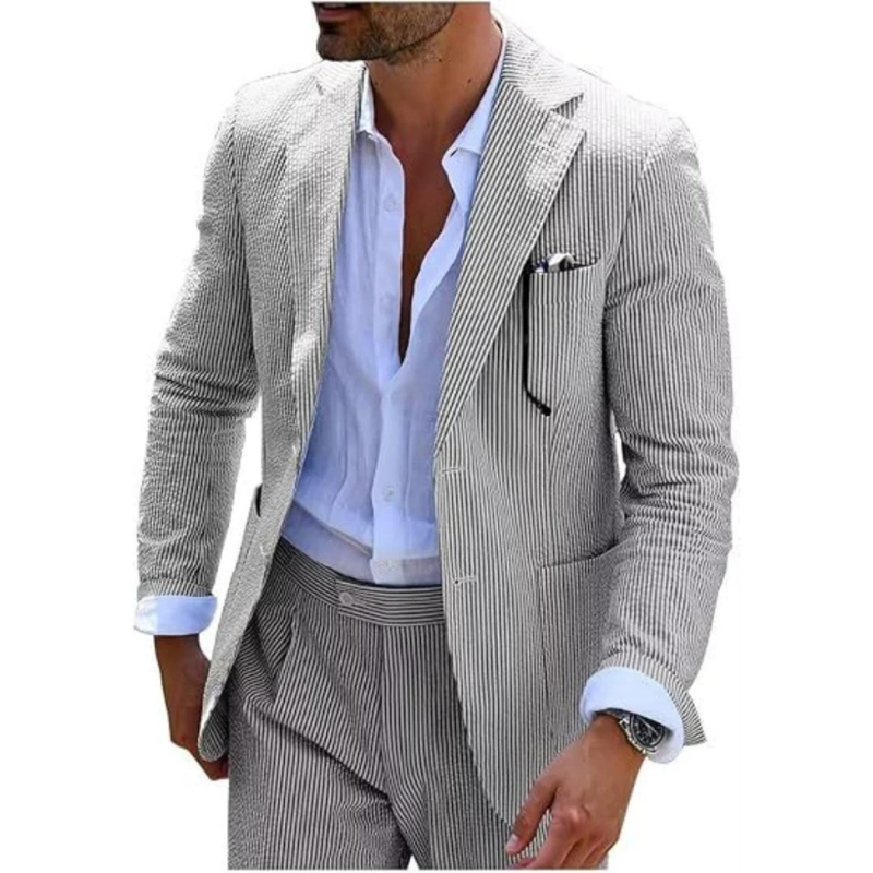 Ein Mann in einem modernen gestreiften Zweireiher mit Revers, der in einer eleganten Hochzeitslocation posiert.