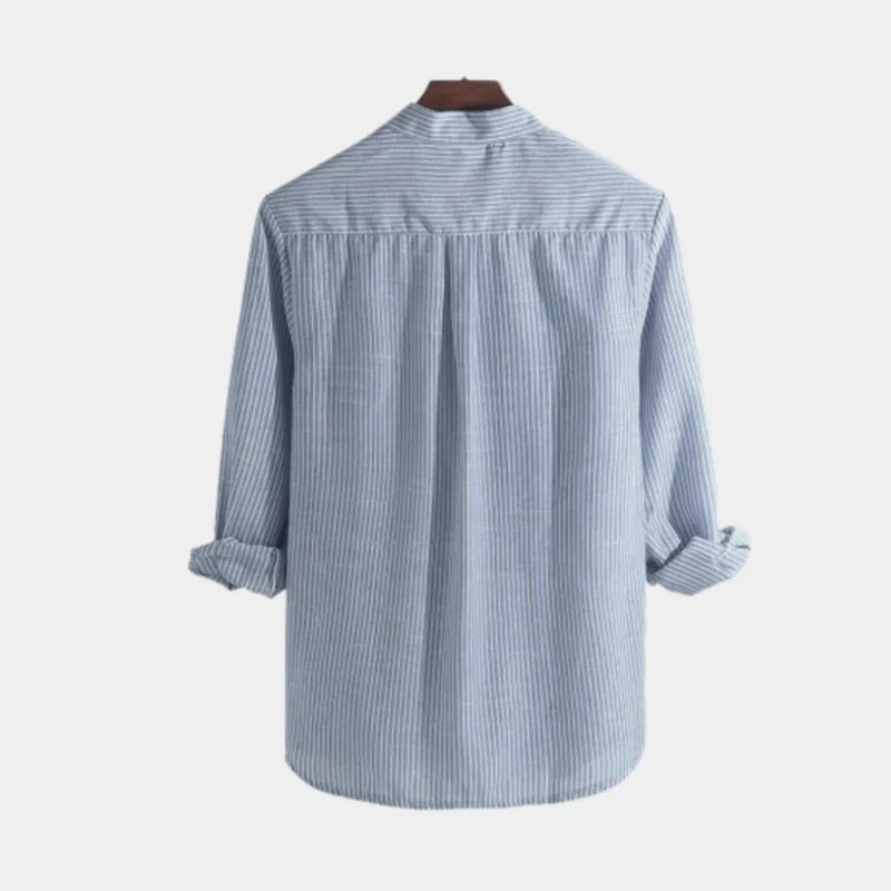Gestreiftes Herrenhemd mit lockerem Schnitt und modernem Design – ideal für legere Outfits an warmen Tagen.