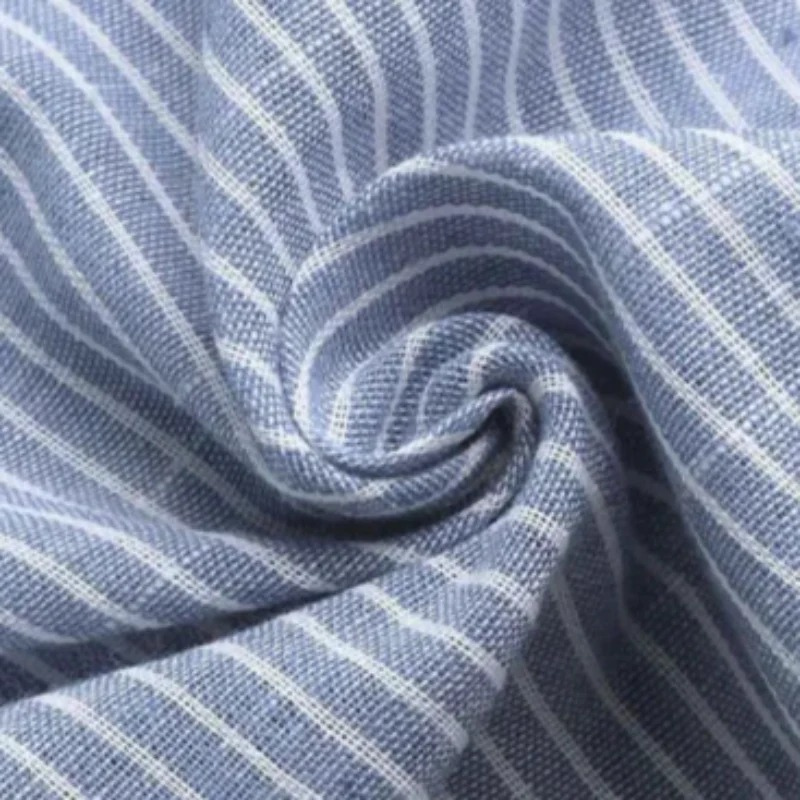 Gestreiftes Herrenhemd mit lockerem Schnitt und modernem Design – ideal für legere Outfits an warmen Tagen.
