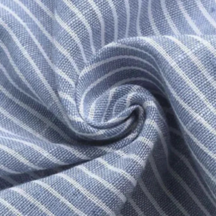Gestreiftes Herrenhemd mit lockerem Schnitt und modernem Design – ideal für legere Outfits an warmen Tagen.