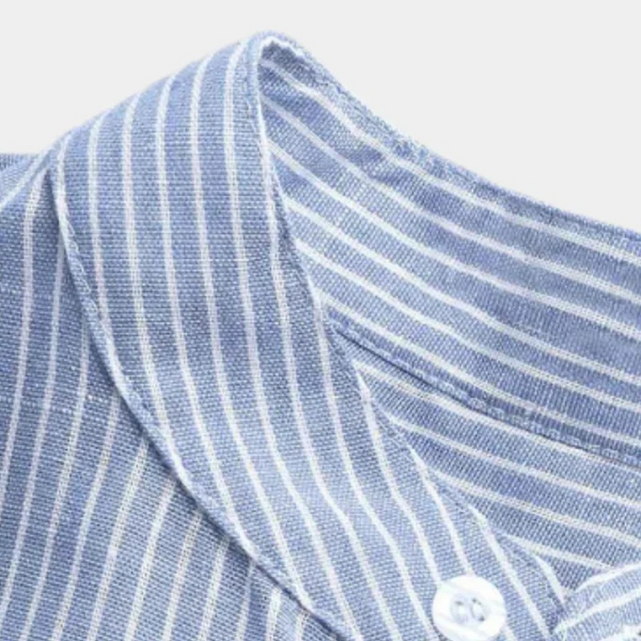 Gestreiftes Herrenhemd mit lockerem Schnitt und modernem Design – ideal für legere Outfits an warmen Tagen.