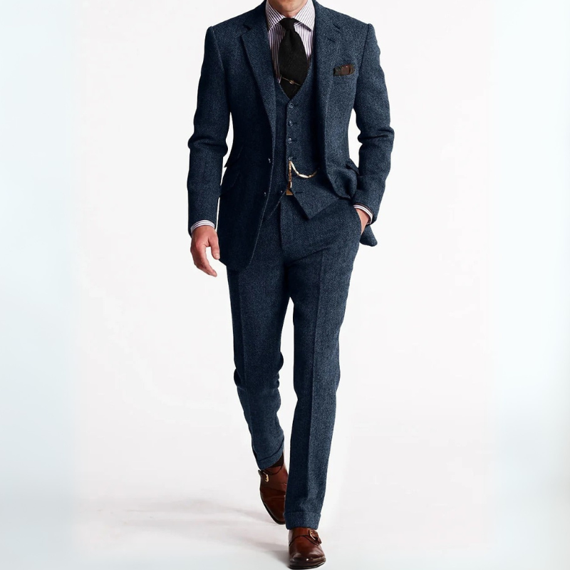 Dreiteiliger Vintage-Hochzeitsanzug für Herren mit schmal geschnittenem Blazer, Weste und Hose, der elegante Schneiderkunst mit legerem Stil verbindet.