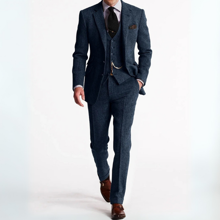 Dreiteiliger Vintage-Hochzeitsanzug für Herren mit schmal geschnittenem Blazer, Weste und Hose, der elegante Schneiderkunst mit legerem Stil verbindet.