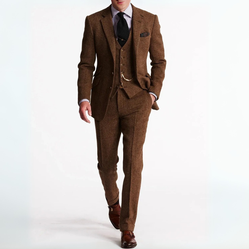 Dreiteiliger Vintage-Hochzeitsanzug für Herren mit schmal geschnittenem Blazer, Weste und Hose, der elegante Schneiderkunst mit legerem Stil verbindet.