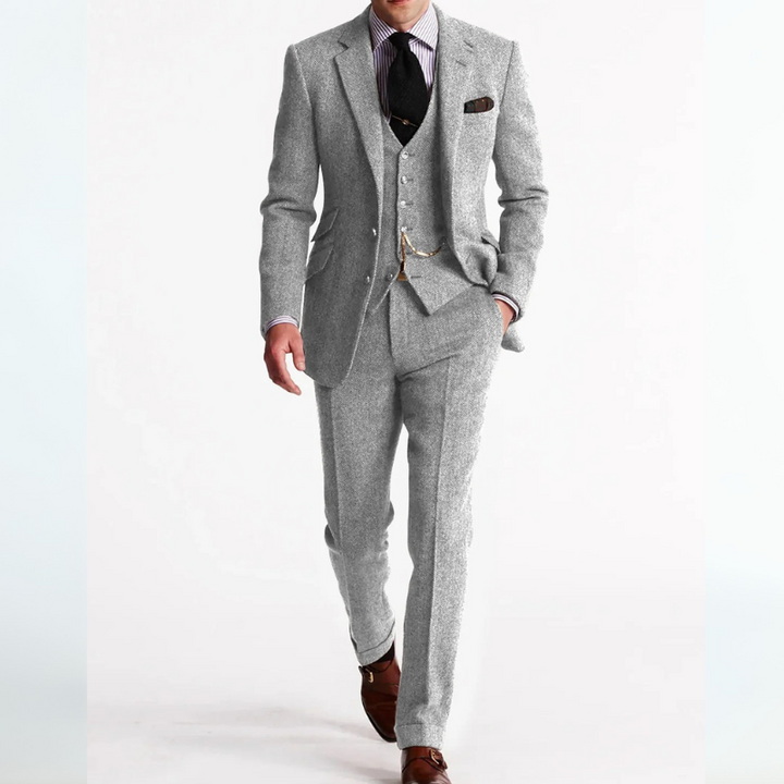 Dreiteiliger Vintage-Hochzeitsanzug für Herren mit schmal geschnittenem Blazer, Weste und Hose, der elegante Schneiderkunst mit legerem Stil verbindet.