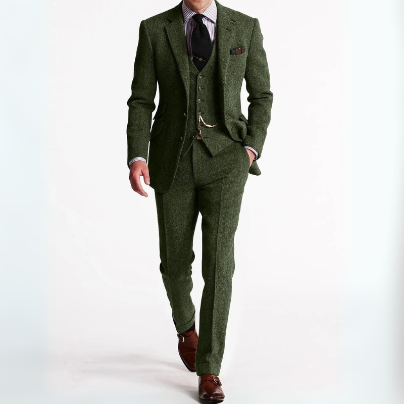 Dreiteiliger Vintage-Hochzeitsanzug für Herren mit schmal geschnittenem Blazer, Weste und Hose, der elegante Schneiderkunst mit legerem Stil verbindet.