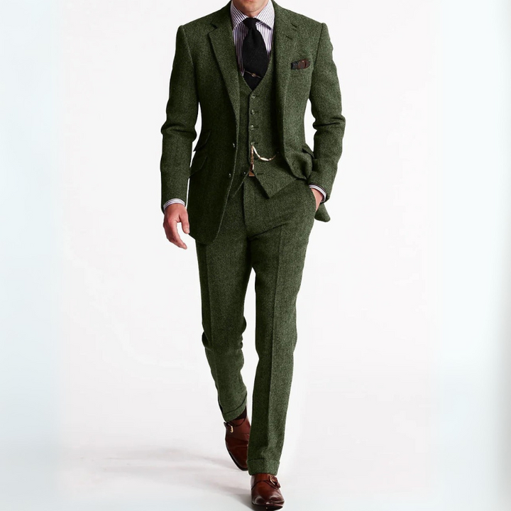 Dreiteiliger Vintage-Hochzeitsanzug für Herren mit schmal geschnittenem Blazer, Weste und Hose, der elegante Schneiderkunst mit legerem Stil verbindet.