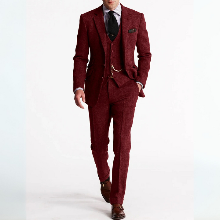 Dreiteiliger Vintage-Hochzeitsanzug für Herren mit schmal geschnittenem Blazer, Weste und Hose, der elegante Schneiderkunst mit legerem Stil verbindet.