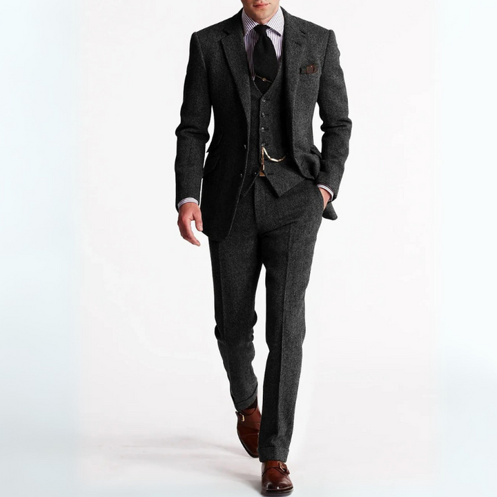Dreiteiliger Vintage-Hochzeitsanzug für Herren mit schmal geschnittenem Blazer, Weste und Hose, der elegante Schneiderkunst mit legerem Stil verbindet.