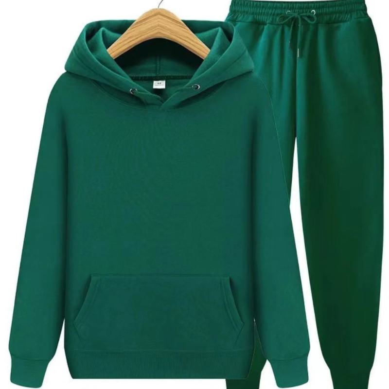 Mann, der einen lässigen zweiteiligen Kapuzenpullover und eine Jogginghose in einer neutralen Farbe trägt, in einer entspannten Umgebung.