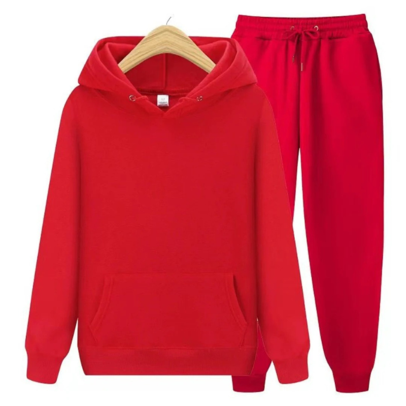 Mann, der einen lässigen zweiteiligen Kapuzenpullover und eine Jogginghose in einer neutralen Farbe trägt, in einer entspannten Umgebung.