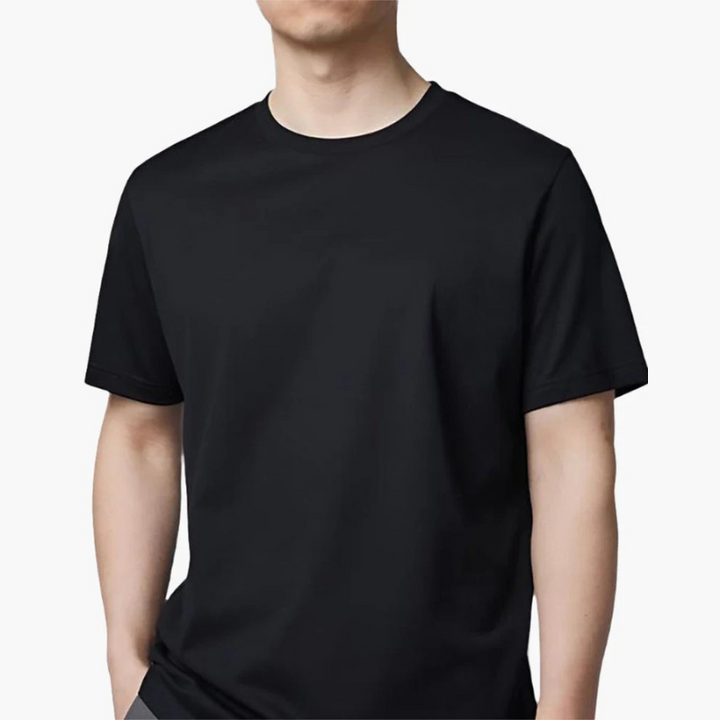 Mann in einem einfachen kurzärmeligen Sommer-T-Shirt mit Rundhalsausschnitt, der im Freien steht