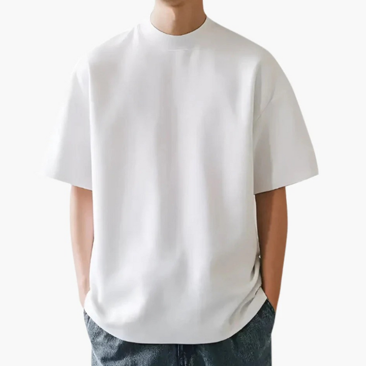 Mann in einem einfachen kurzärmeligen Sommer-T-Shirt mit Rundhalsausschnitt, der im Freien steht