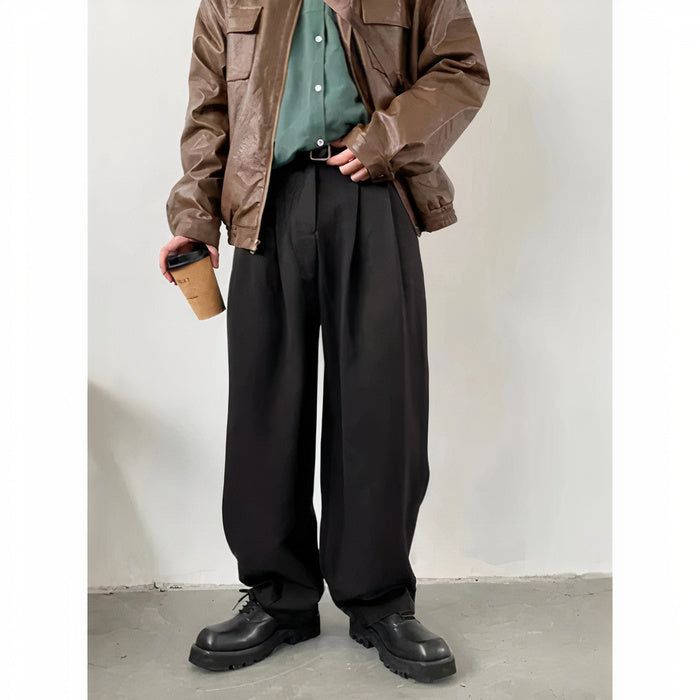 Mann in klassischer schwarzer Hose mit weitem Bein, weißem Hemd und Turnschuhen