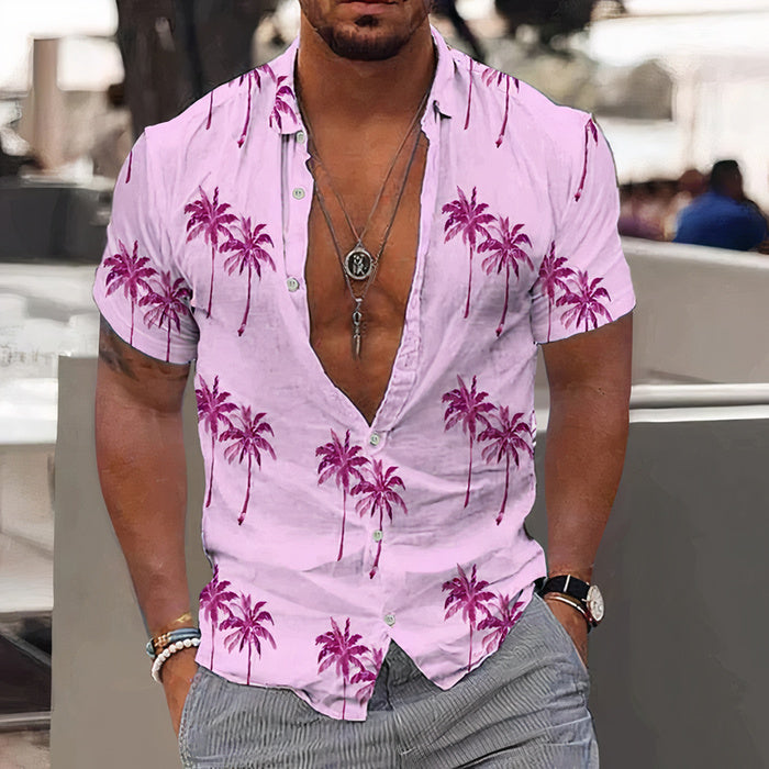 Mann trägt ein lebhaftes Sommerhemd mit hawaiianischem Aufdruck und Shorts an einem sonnigen Strand
