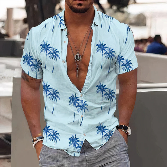 Mann trägt ein lebhaftes Sommerhemd mit hawaiianischem Aufdruck und Shorts an einem sonnigen Strand
