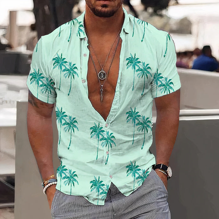 Mann trägt ein lebhaftes Sommerhemd mit hawaiianischem Aufdruck und Shorts an einem sonnigen Strand
