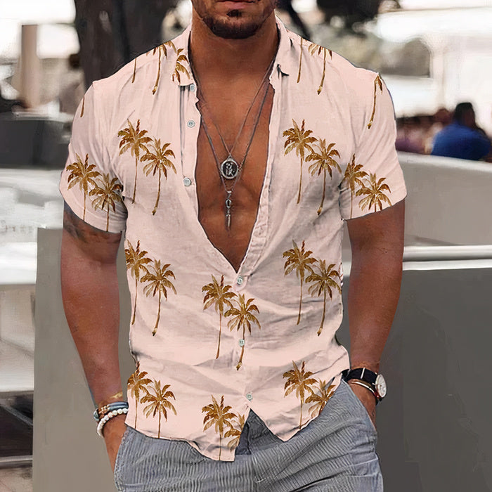 Mann trägt ein lebhaftes Sommerhemd mit hawaiianischem Aufdruck und Shorts an einem sonnigen Strand

