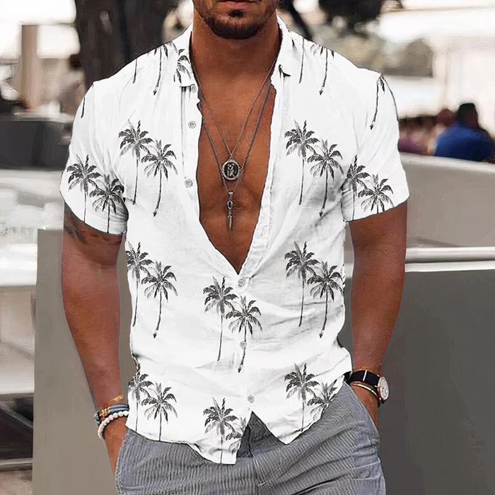 Mann trägt ein lebhaftes Sommerhemd mit hawaiianischem Aufdruck und Shorts an einem sonnigen Strand
