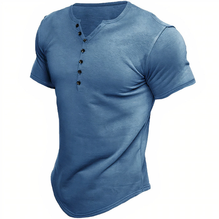 Mann trägt ein schmal geschnittenes T-Shirt mit kurzen Ärmeln und Knopfleiste in einer lässigen Umgebung