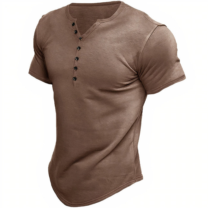 Mann trägt ein schmal geschnittenes T-Shirt mit kurzen Ärmeln und Knopfleiste in einer lässigen Umgebung