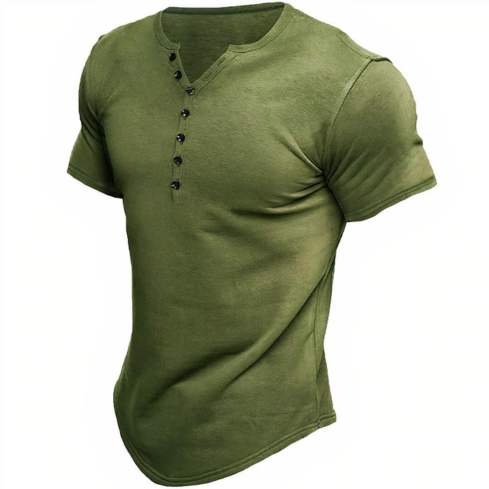 Mann trägt ein schmal geschnittenes T-Shirt mit kurzen Ärmeln und Knopfleiste in einer lässigen Umgebung