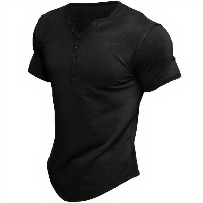 Mann trägt ein schmal geschnittenes T-Shirt mit kurzen Ärmeln und Knopfleiste in einer lässigen Umgebung