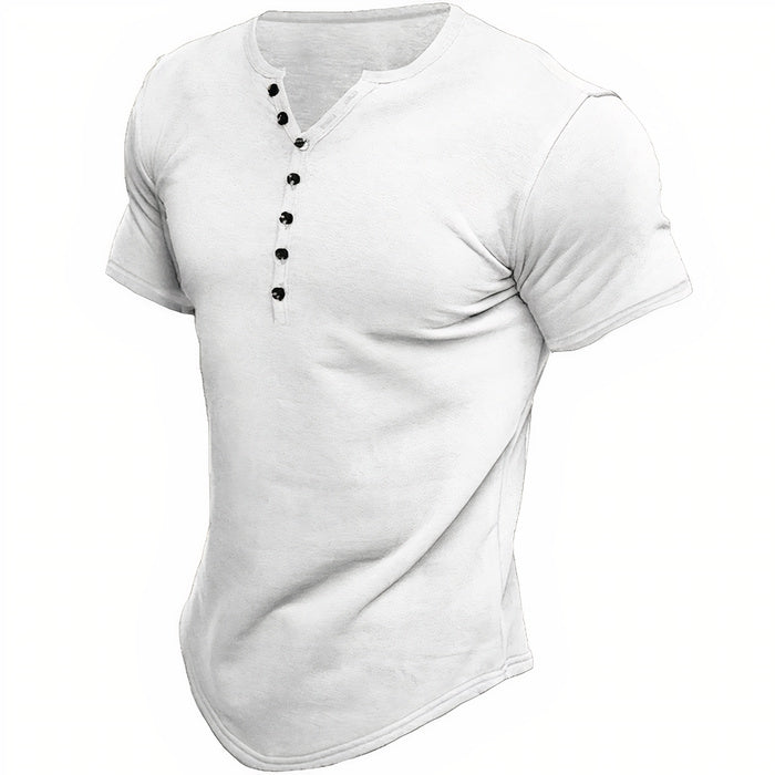 Mann trägt ein schmal geschnittenes T-Shirt mit kurzen Ärmeln und Knopfleiste in einer lässigen Umgebung
