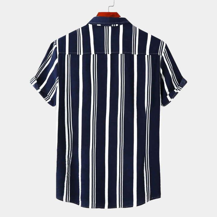 Lässiges gestreiftes Herrenhemd mit entspannter Passform, perfekt für moderne Alltagsoutfits.