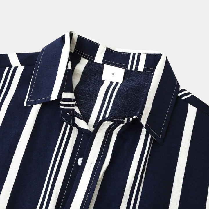 Lässiges gestreiftes Herrenhemd mit entspannter Passform, perfekt für moderne Alltagsoutfits.