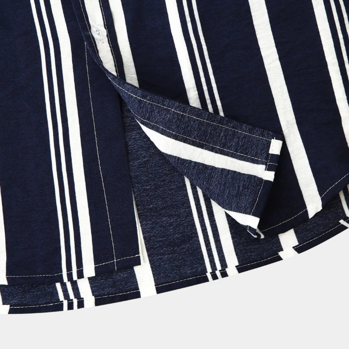 Lässiges gestreiftes Herrenhemd mit entspannter Passform, perfekt für moderne Alltagsoutfits.