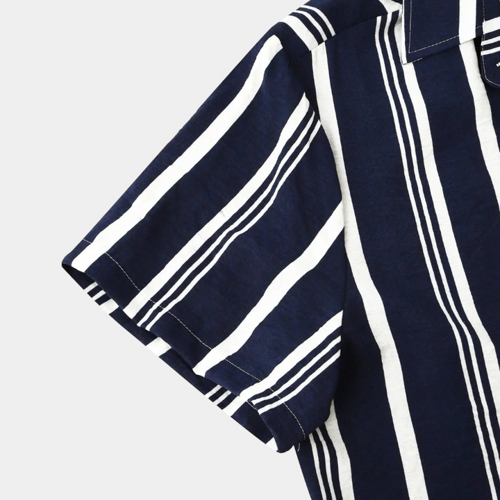 Lässiges gestreiftes Herrenhemd mit entspannter Passform, perfekt für moderne Alltagsoutfits.