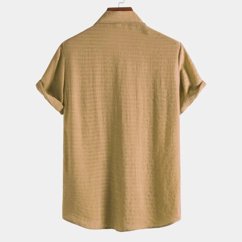 Mann trägt ein leichtes Herrenhemd mit lockerem Schnitt und modernem Design für lässige Outfits an warmen Tagen.