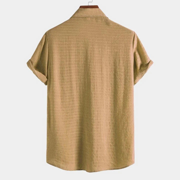 Mann trägt ein leichtes Herrenhemd mit lockerem Schnitt und modernem Design für lässige Outfits an warmen Tagen.