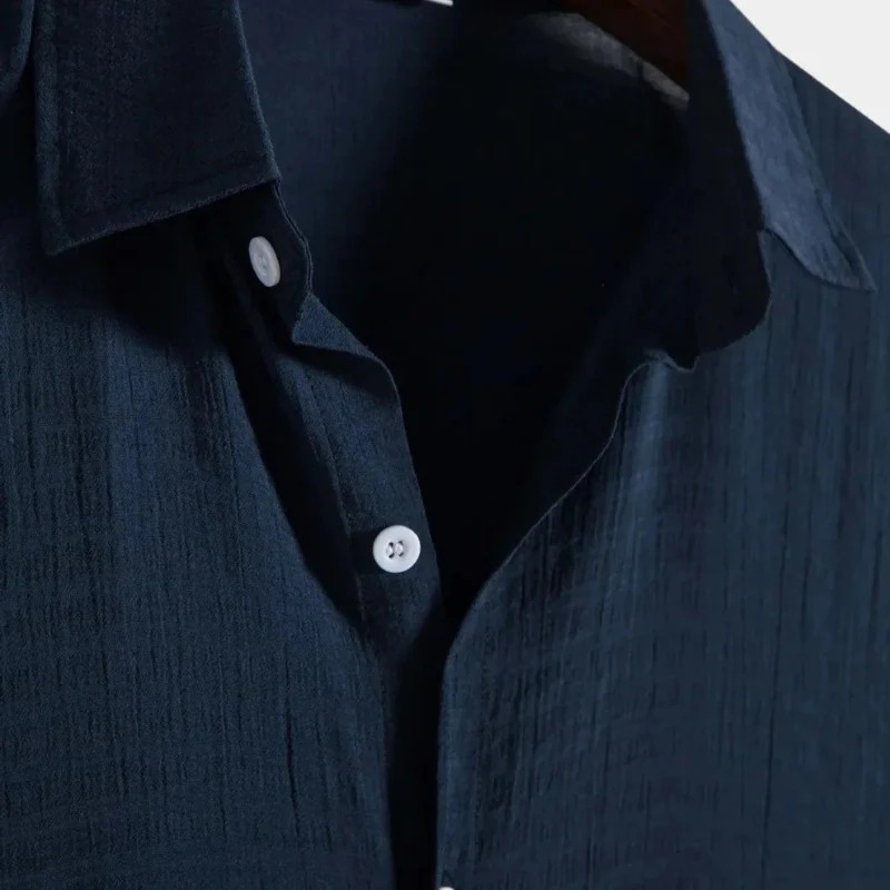 Mann trägt ein leichtes Herrenhemd mit lockerem Schnitt und modernem Design für lässige Outfits an warmen Tagen.