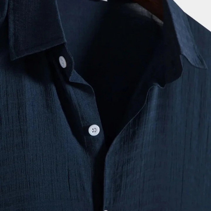Mann trägt ein leichtes Herrenhemd mit lockerem Schnitt und modernem Design für lässige Outfits an warmen Tagen.