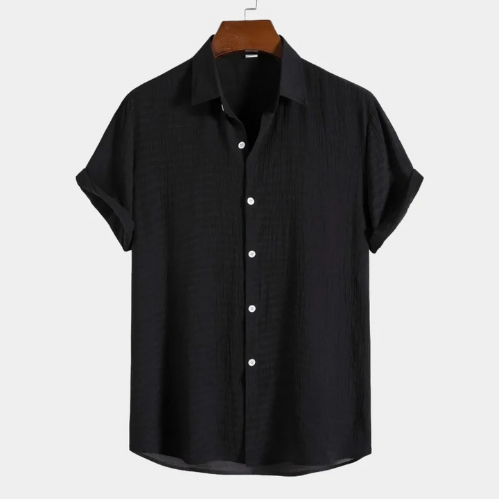Mann trägt ein leichtes Herrenhemd mit lockerem Schnitt und modernem Design für lässige Outfits an warmen Tagen.