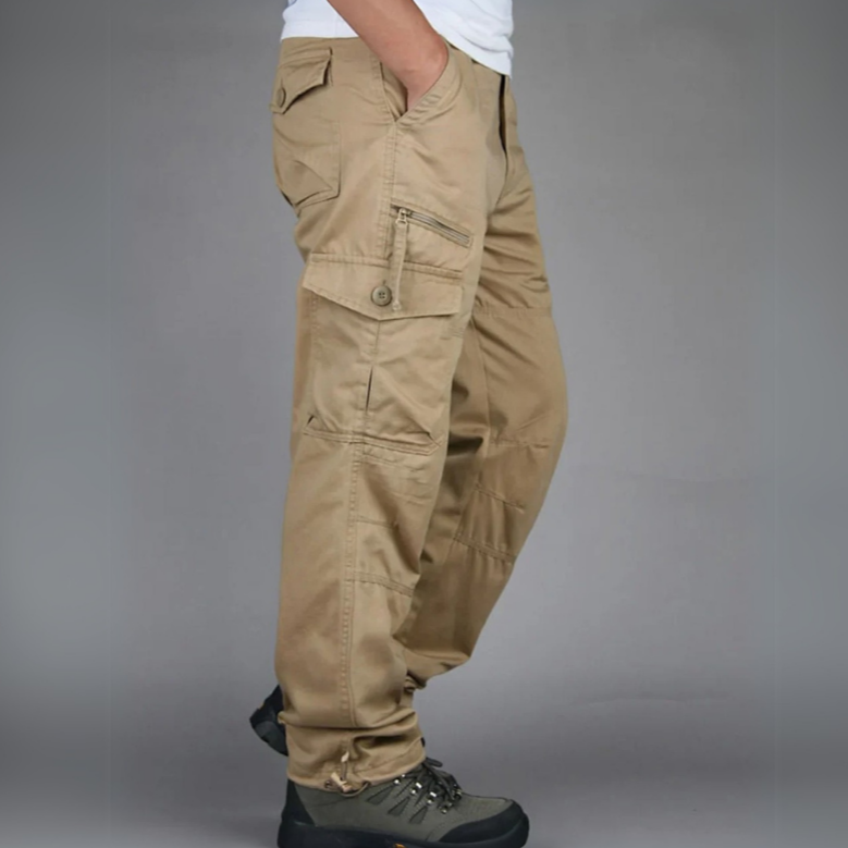 Mann trägt moderne Cargohose mit Taschen, gestylt für einen Sommerlook
