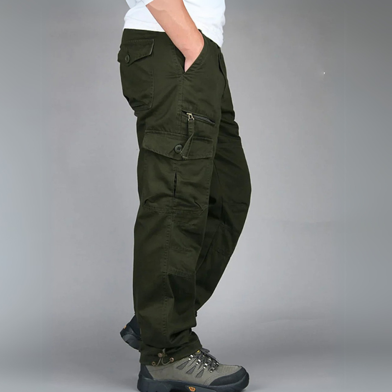 Mann trägt moderne Cargohose mit Taschen, gestylt für einen Sommerlook