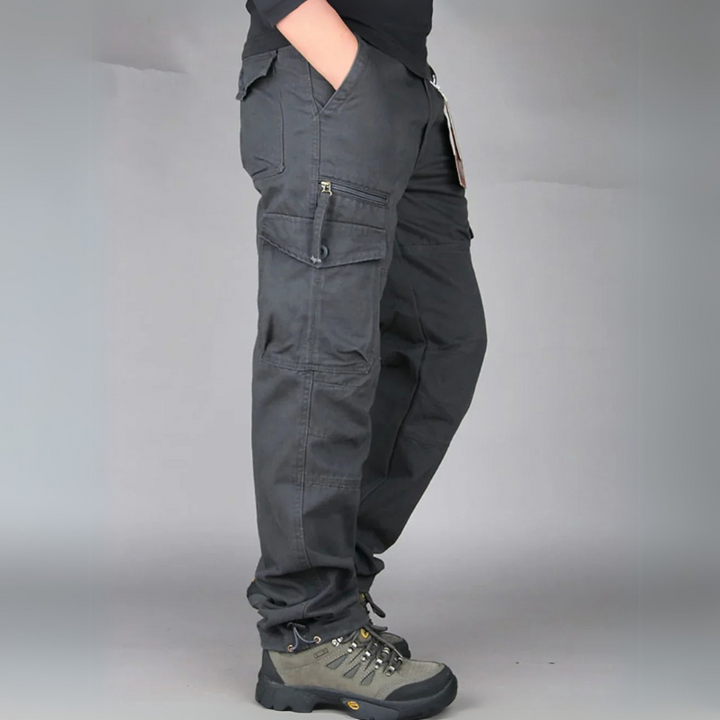 Mann trägt moderne Cargohose mit Taschen, gestylt für einen Sommerlook