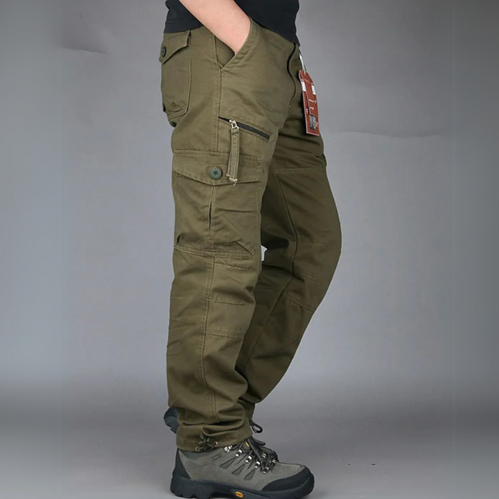 Mann trägt moderne Cargohose mit Taschen, gestylt für einen Sommerlook