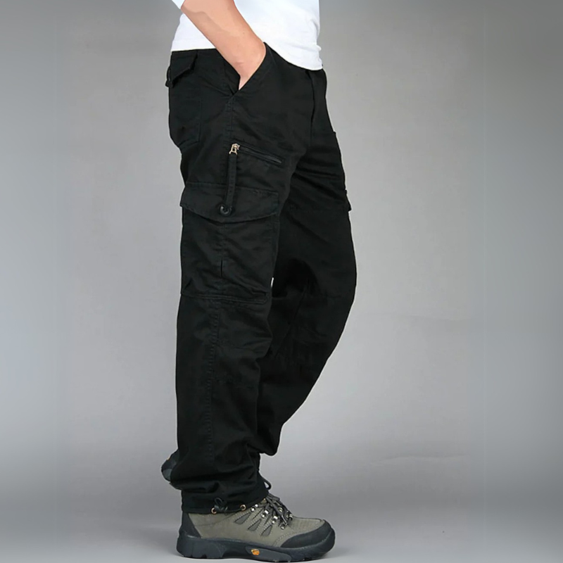 Mann trägt moderne Cargohose mit Taschen, gestylt für einen Sommerlook