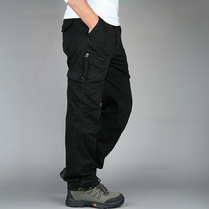 Mann trägt moderne Cargohose mit Taschen, gestylt für einen Sommerlook