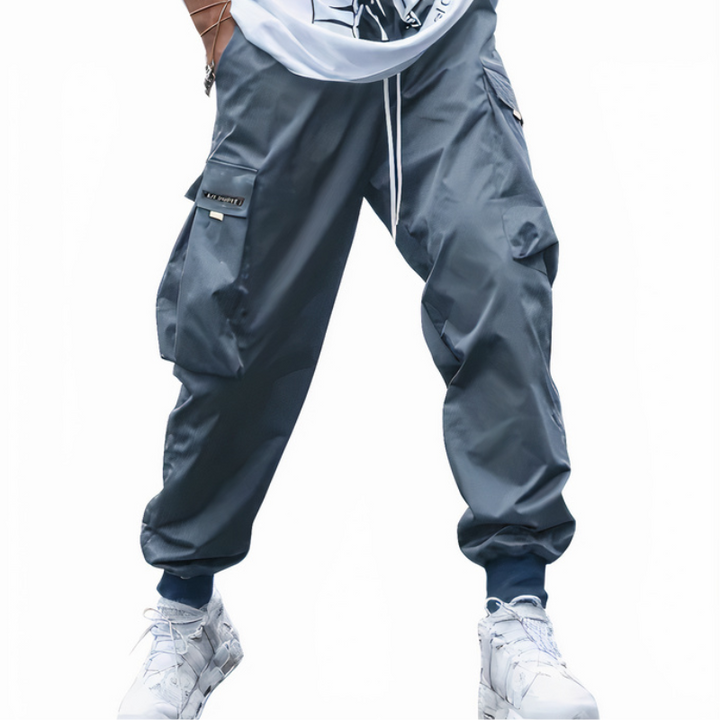 Mann in moderner Cargo-Hose mit weißem T-Shirt und Turnschuhen