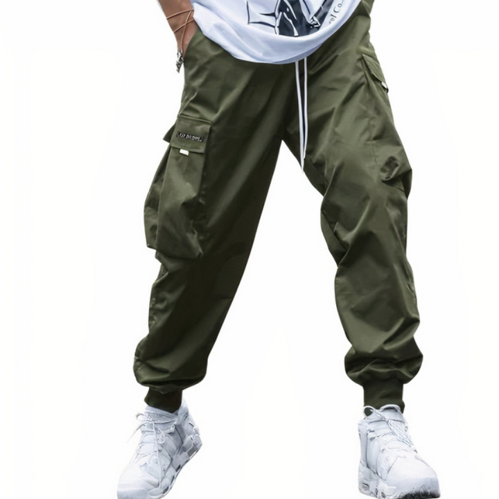 Mann in moderner Cargo-Hose mit weißem T-Shirt und Turnschuhen