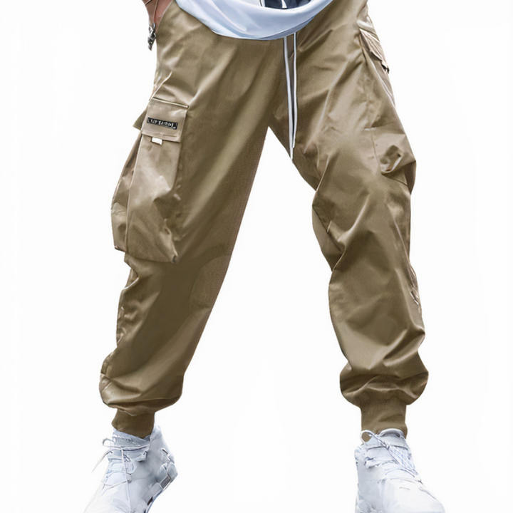 Mann in moderner Cargo-Hose mit weißem T-Shirt und Turnschuhen
