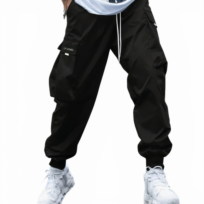 Mann in moderner Cargo-Hose mit weißem T-Shirt und Turnschuhen